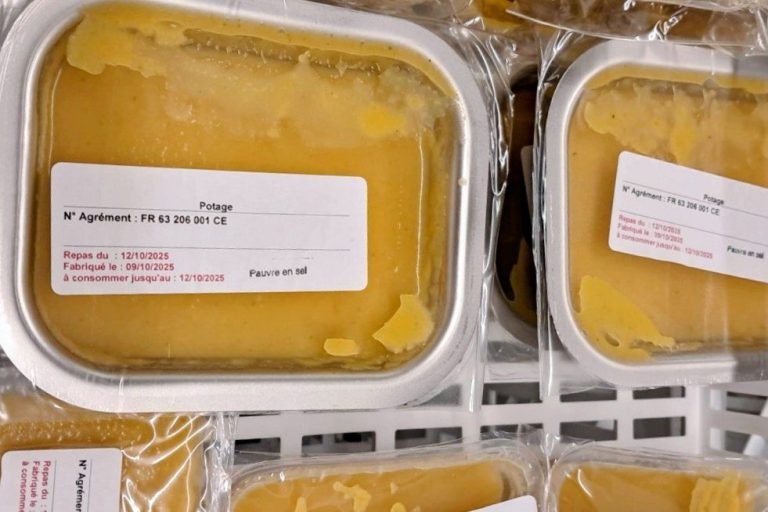 La barquette inox taille 1/8 est un produit essentiel pour les cuisines collectives. Fabriquée en acier inoxydable de haute qualité, elle est conçue pour résister aux températures élevées et aux utilisations répétées. Cette barquette est idéale pour la préparation, la cuisson et le stockage des aliments en toute sécurité.