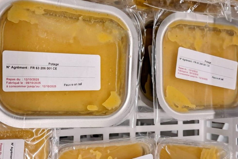 La barquette inox taille 1/8 est un produit essentiel pour les cuisines collectives. Fabriquée en acier inoxydable de haute qualité, elle est conçue pour résister aux températures élevées et aux utilisations répétées. Cette barquette est idéale pour la préparation, la cuisson et le stockage des aliments en toute sécurité.